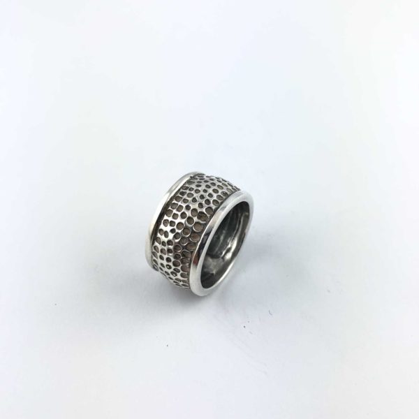 anello-martellato-argento-925-superficie-lunare-online