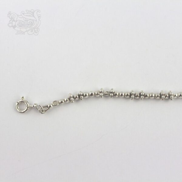 Bracciale-argento-925-regolabile-dettagli-floreali-chiusura-moschettone-catena